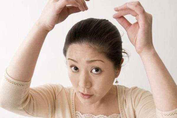 梦见自己长白头发是什么征兆(梦见自己长白头发是什么征兆 女人)
