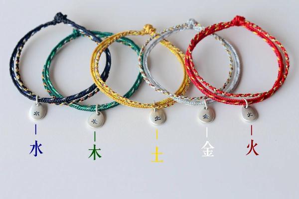 五行属金的颜色，五行属火的颜色