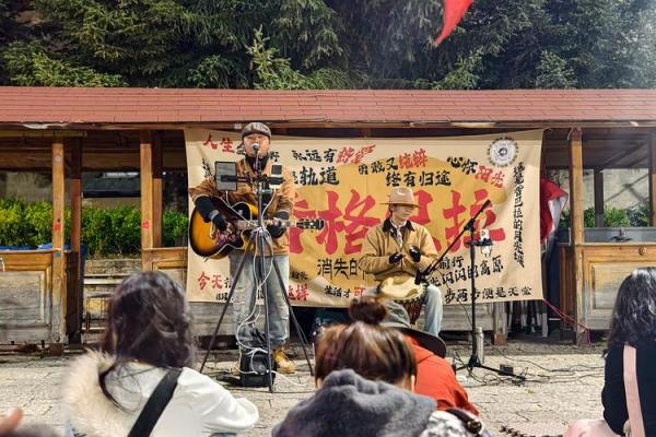 梦见好多人聚集在一起是什么意思(梦见好多陌生人聚集在一起)