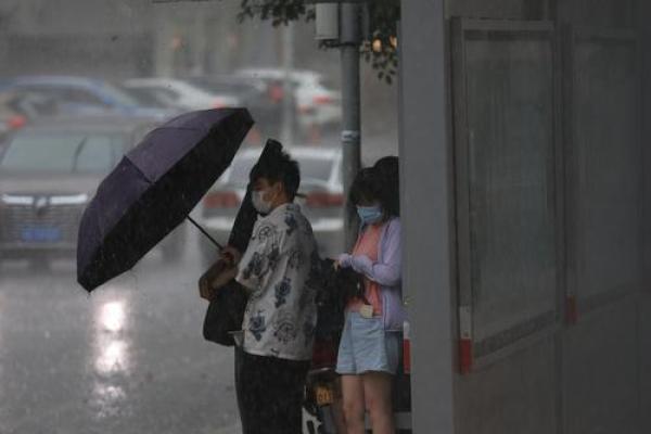 梦到下大雨(梦到下大雨自己被淋湿全身)