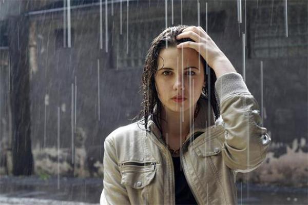 梦见下雨是什么征兆(梦见下雨是什么征兆)