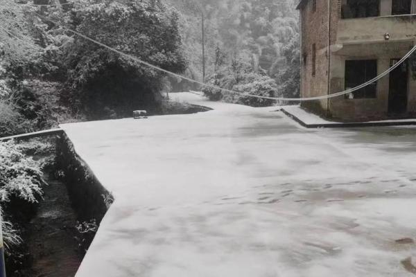 梦见地上有雪但没下雪(梦见地上有雪但没下雪 爸爸死了 自己大哭)