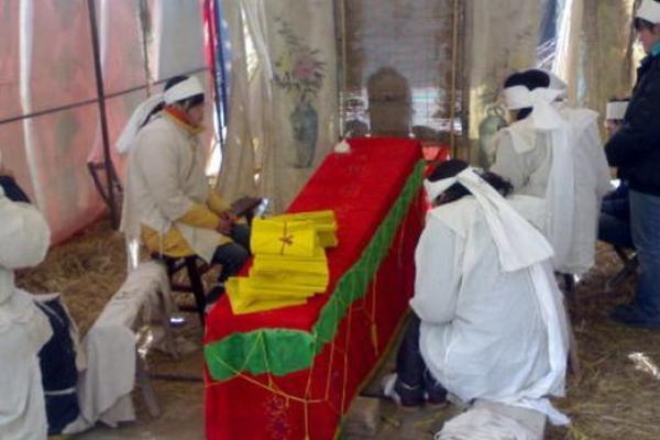 梦见别人死了是什么预兆(梦见别人死了是什么预兆周公)