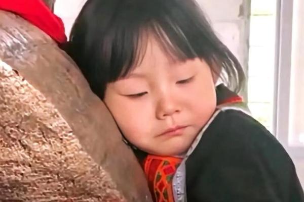梦见抱小女孩是什么意思(梦见抱小女孩是什么意思有点重的感觉)
