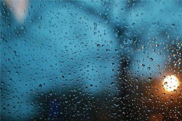 梦见下雨是什么征兆 女性(梦见下雨是什么征兆 女性已婚)