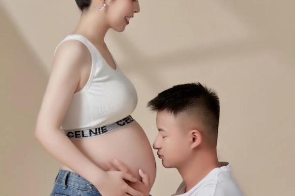 梦见自己抱着一个小男孩是什么意思(梦见自己抱着一个小男孩是什么意思孕妇)