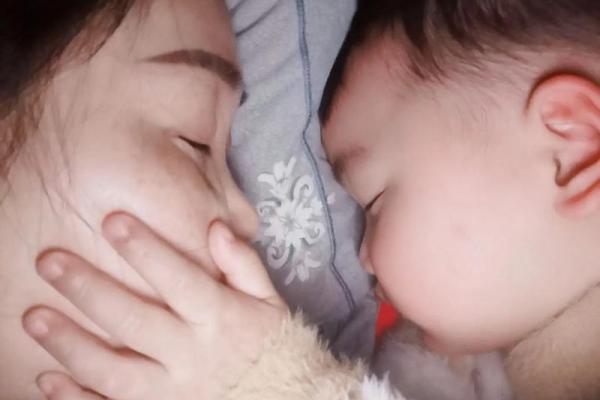 梦见抱着一个小男孩是什么意思(梦见抱着一个小男孩是什么意思)