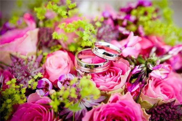 50岁已婚女人梦见自己结婚(50岁已婚女人梦见自己结婚什么意思)