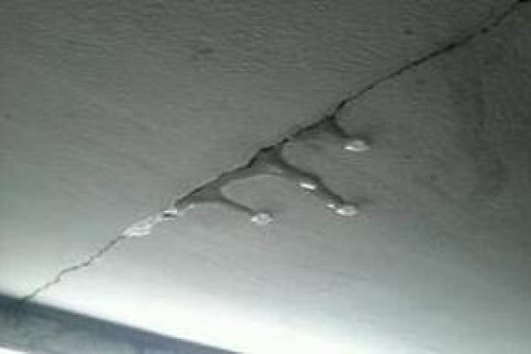 中年女人梦见房屋漏水(中年女人梦见房屋漏水没法睡觉)