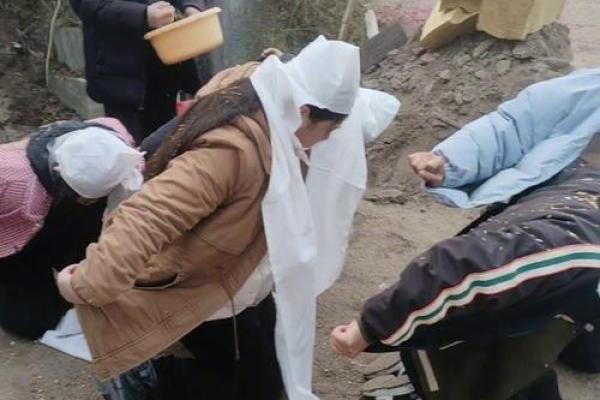 梦见丧事场面是什么意思(梦见丧事场面是什么意思,他父母还追着要我留下)