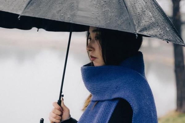 女人梦见下雨是什么征兆(女人梦见下雨是什么征兆冬天)